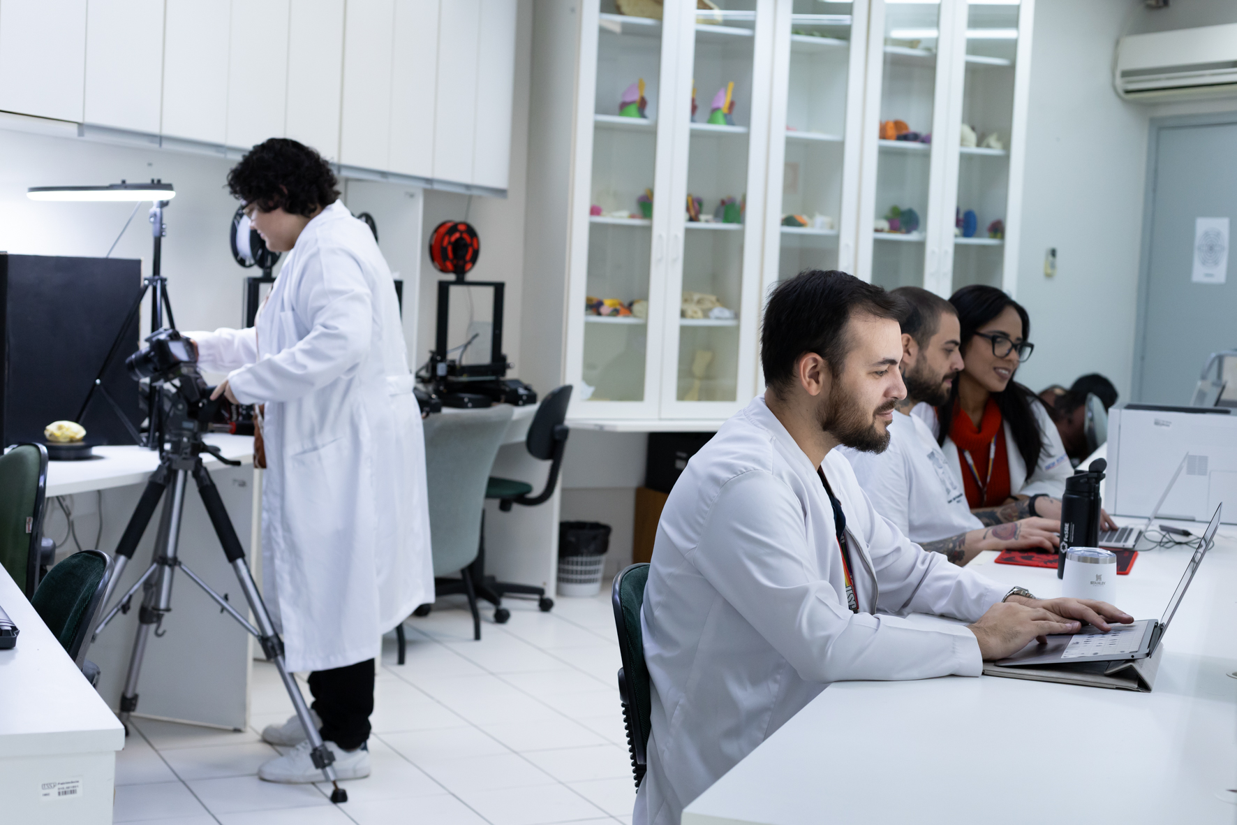 Pesquisadores do PPG-AVCT trabalhando em computadores no laboratório